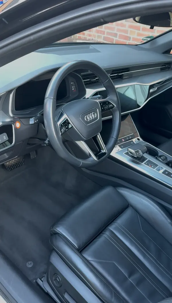 Audi: Fahrerbereich mit Ledersitz