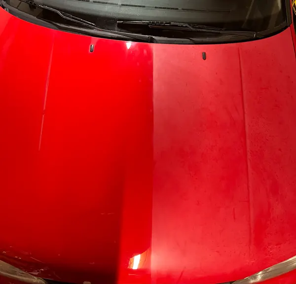 Glänzender roter Lack einer Motorhaube