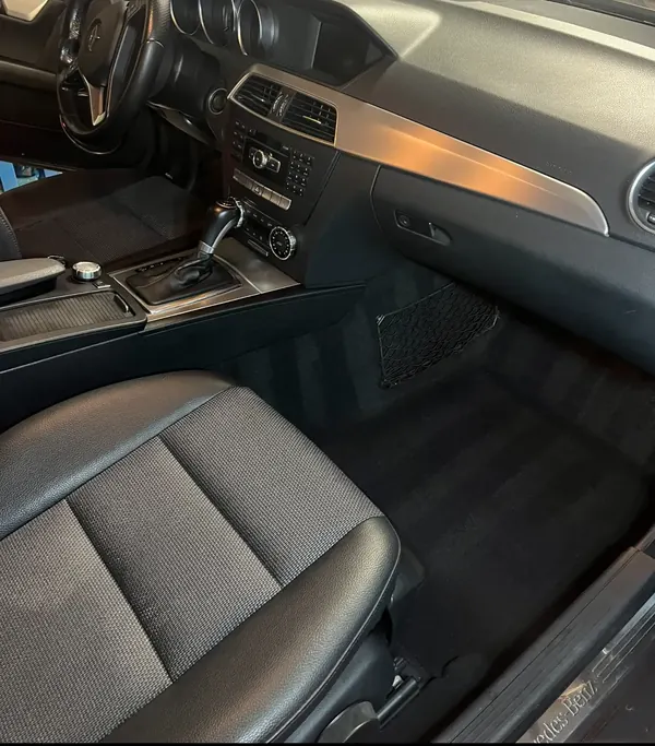 Mercedes C-Klasse: Mittelkonsole und Sitze